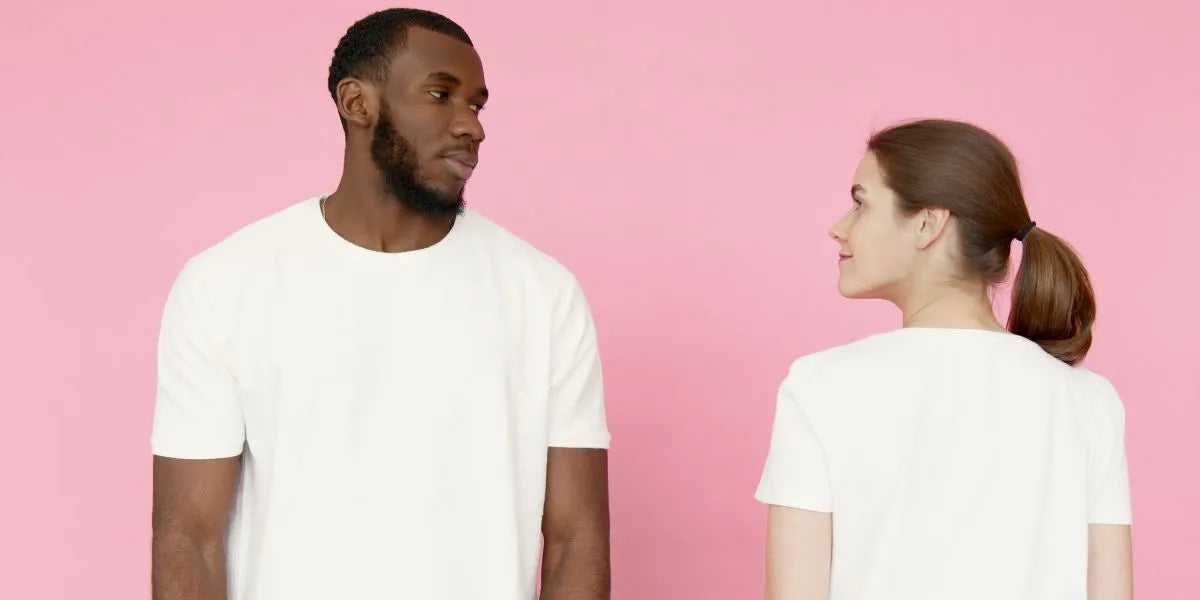 Was bedeutet Unisex? Schwarzer Mann und Weiße Frau mit Unisex T-Shirt