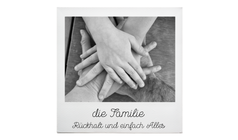 Foto von vier Händen übereinander mit Text: die Familie