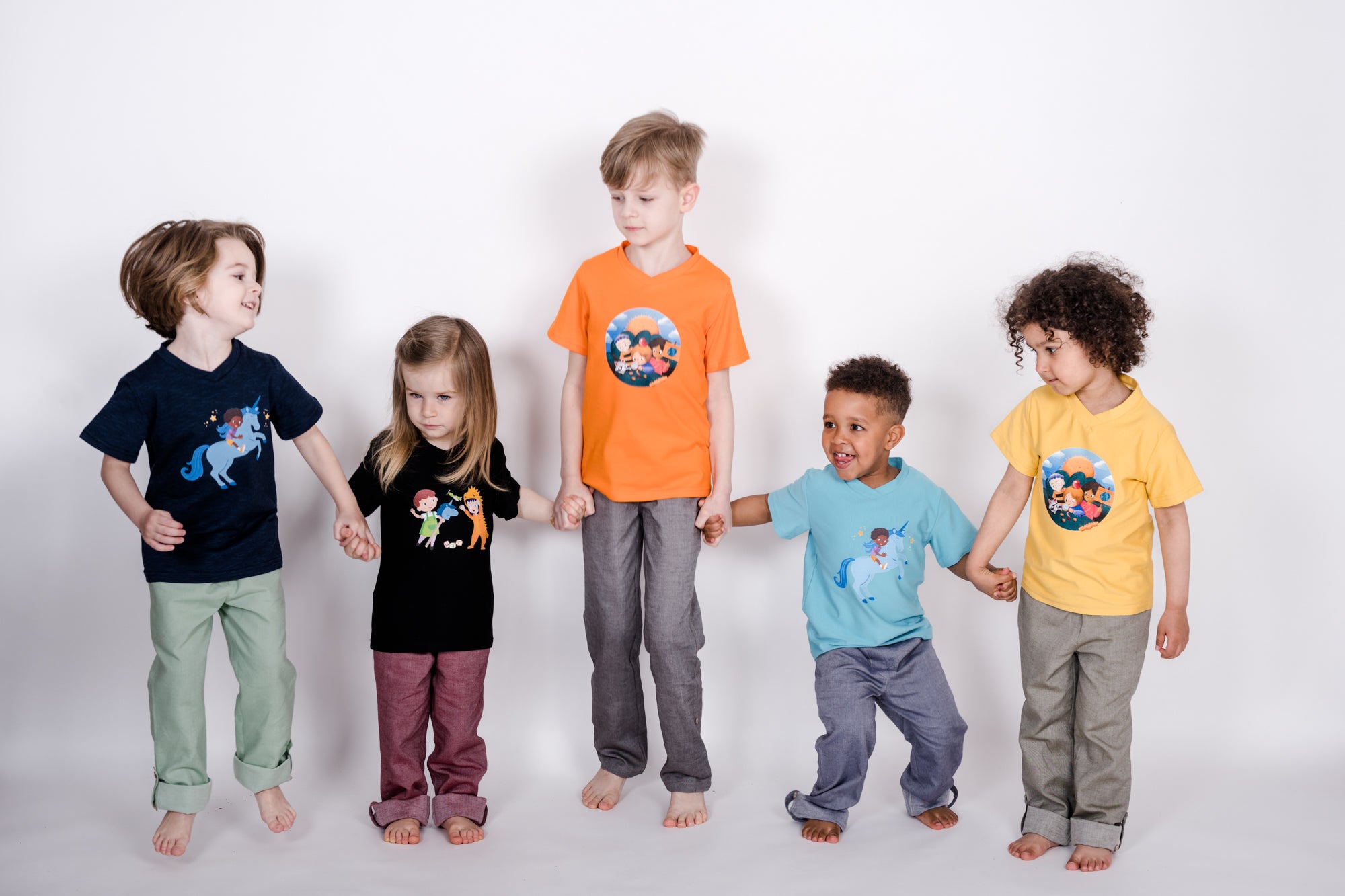 5 Kinder mit verschiedenen pauakids Shirts und Hosen