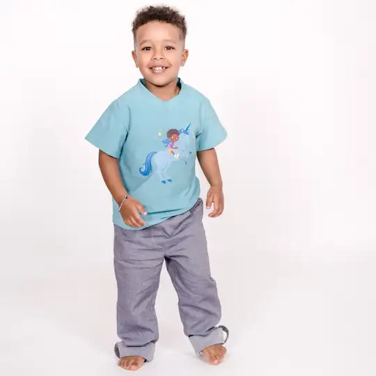 Unisex Shirt Einhörner für alle an Kind das lacht, Ganzkörperaufnahme mit pauakids Hose