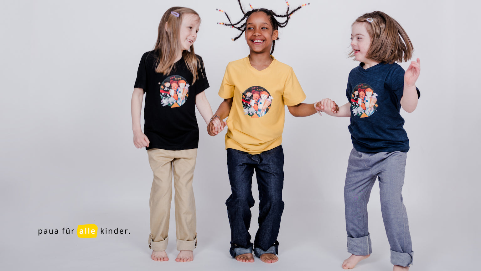 Drei Kinder haben Spaß mit pauakids Shirts und Hosen, unisex und inklusiv