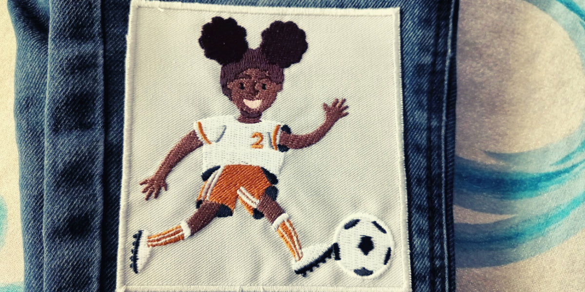 Bügelbild pauakids Fußballerin of colour auf Jeans