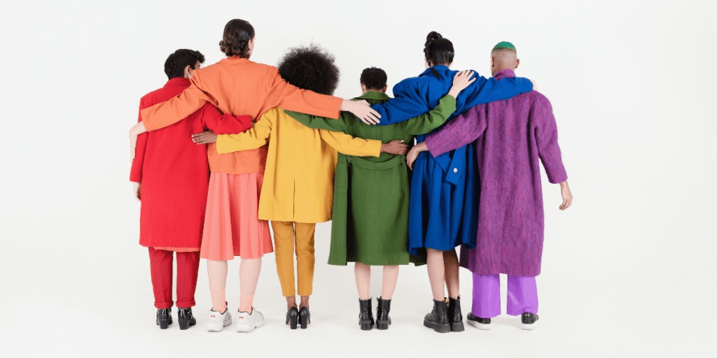 gendersensibles Design: Sechs Menschen in Kleidung in sechs Farben, Rückenansicht