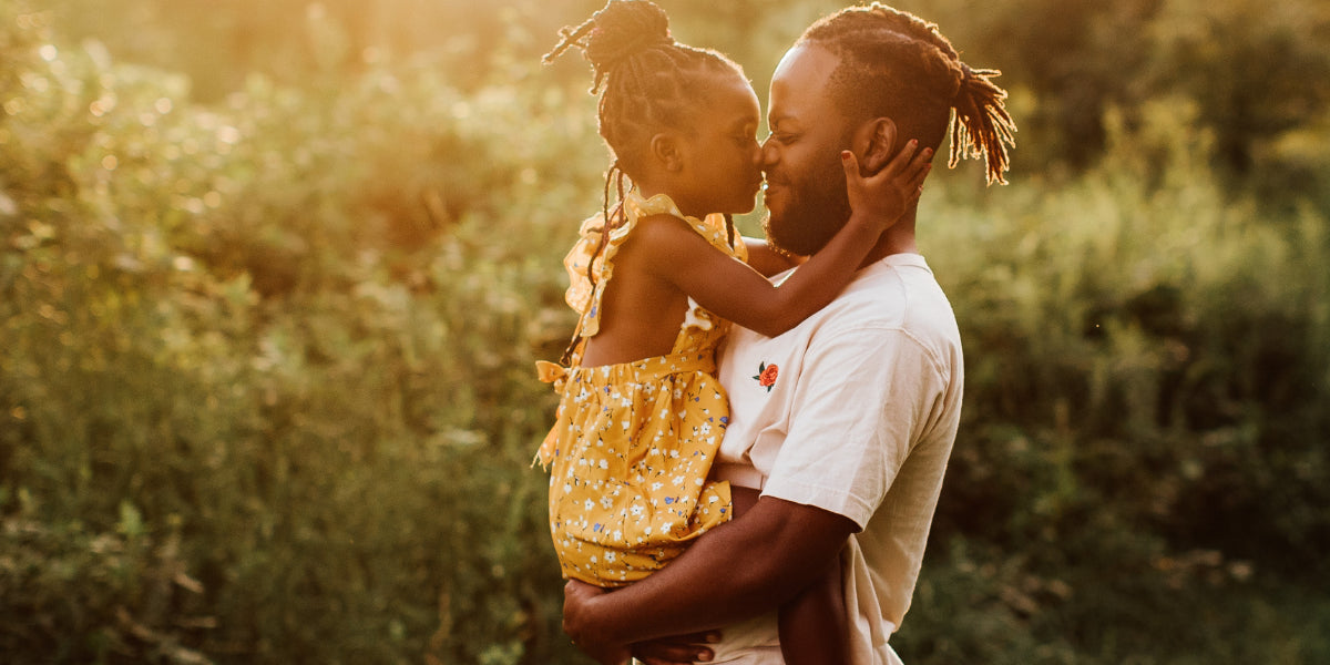 Vorbild Eltern: Vater und Tochter zärtlich einander zugewandt