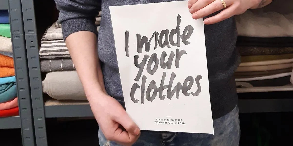 Fair produziert: Hände, die Schild halten: I made your clothes