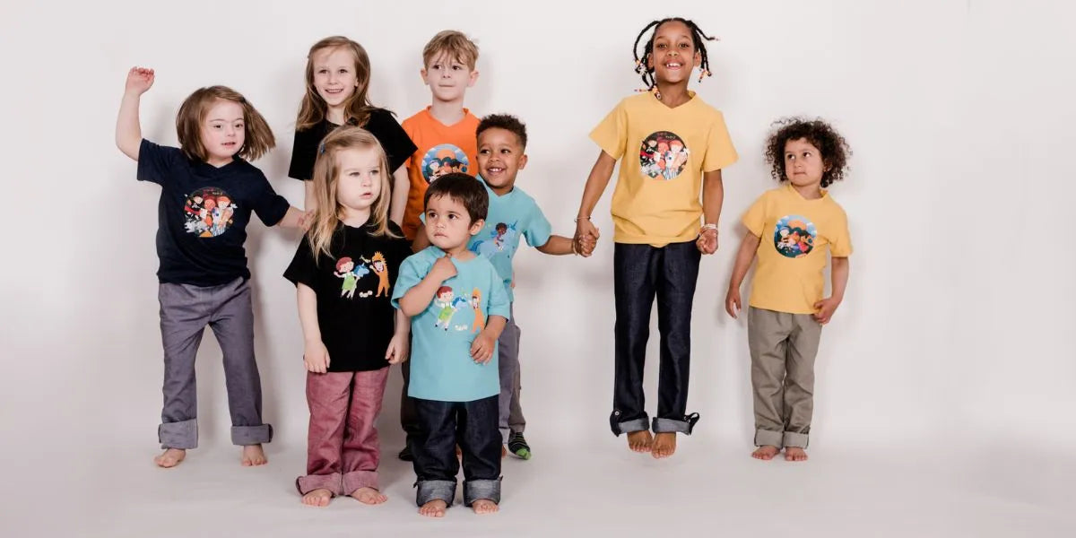 8 Kinder mit pauakids Kleidung, unterschiedlichen Geschlechts, hüpfend und tanzend