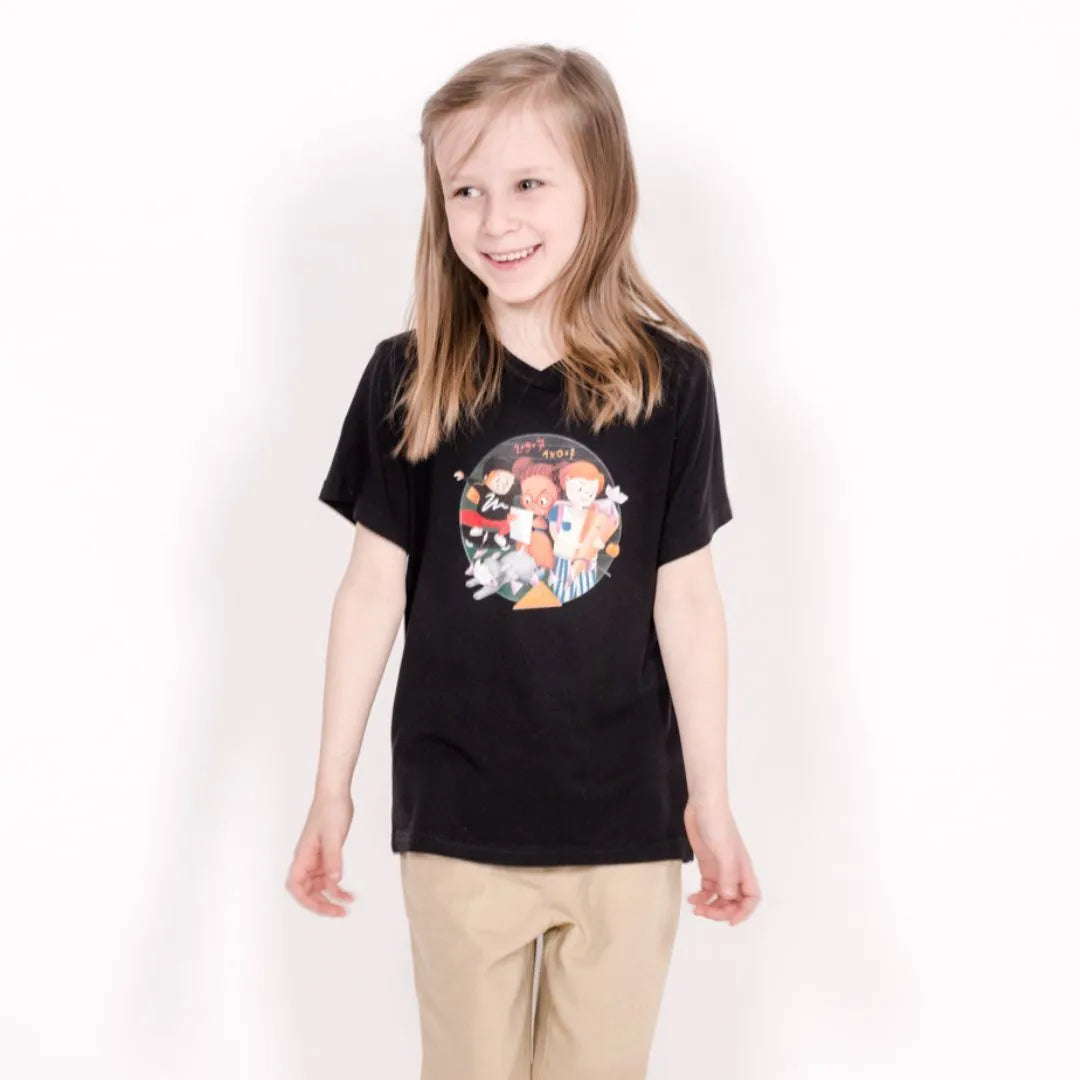 Kind mit pauakids Shirt Schulstart, lächelnd