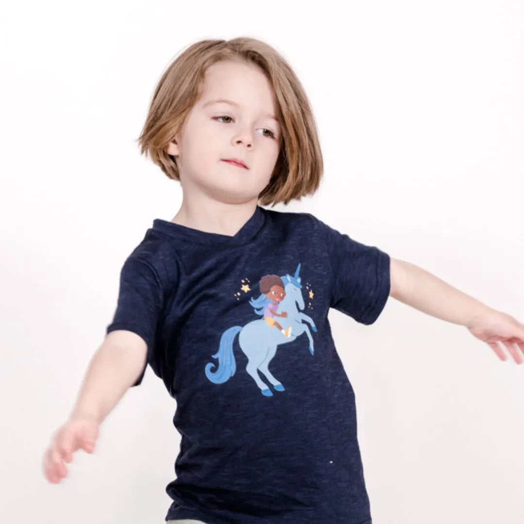 Kind tanzt mit Einhorn Shirt von pauakids