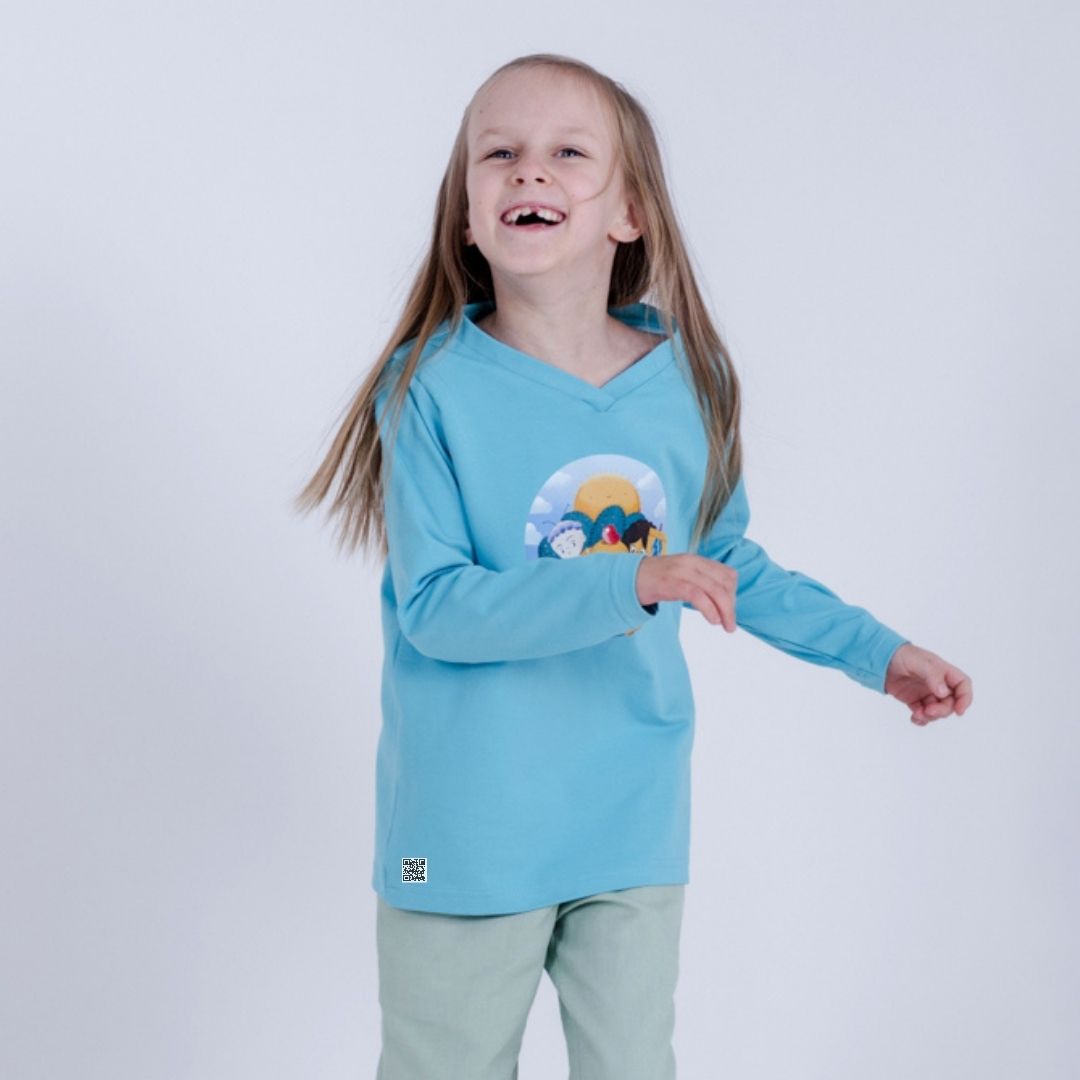 Mode zum Anhören: Kind mit Shirt mit Hörbuch-Integration