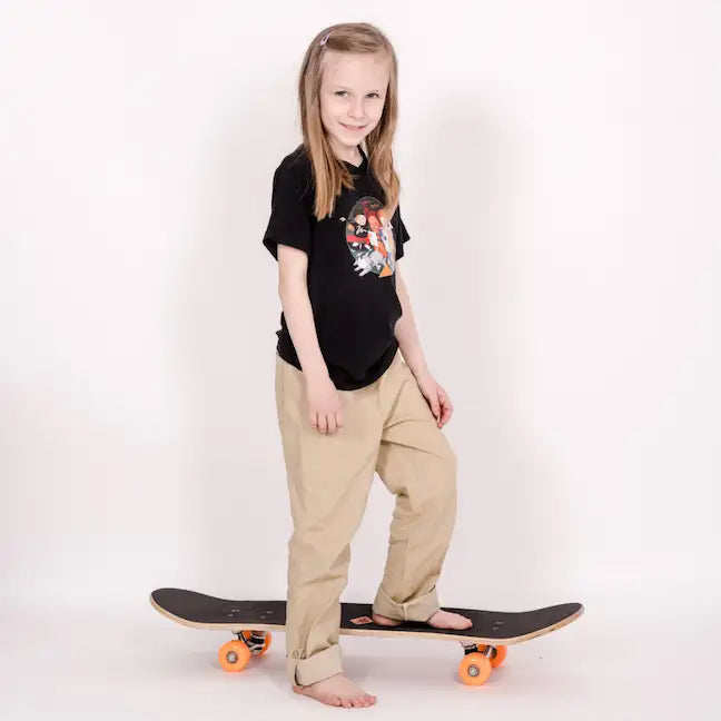 Kind auf Skateboard mit pauakids Shirt und Hose