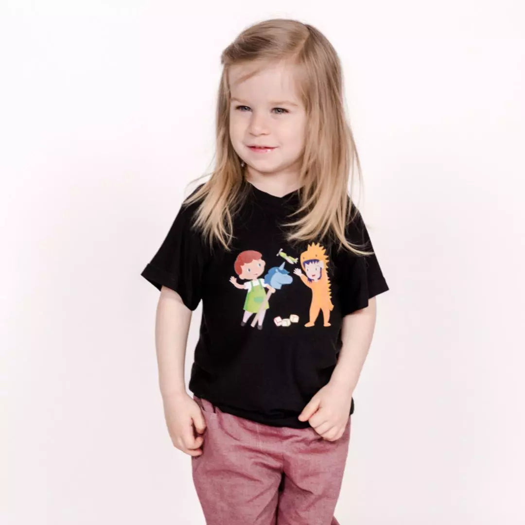 Kind mit pauakids Verkleiden Shirt lacht