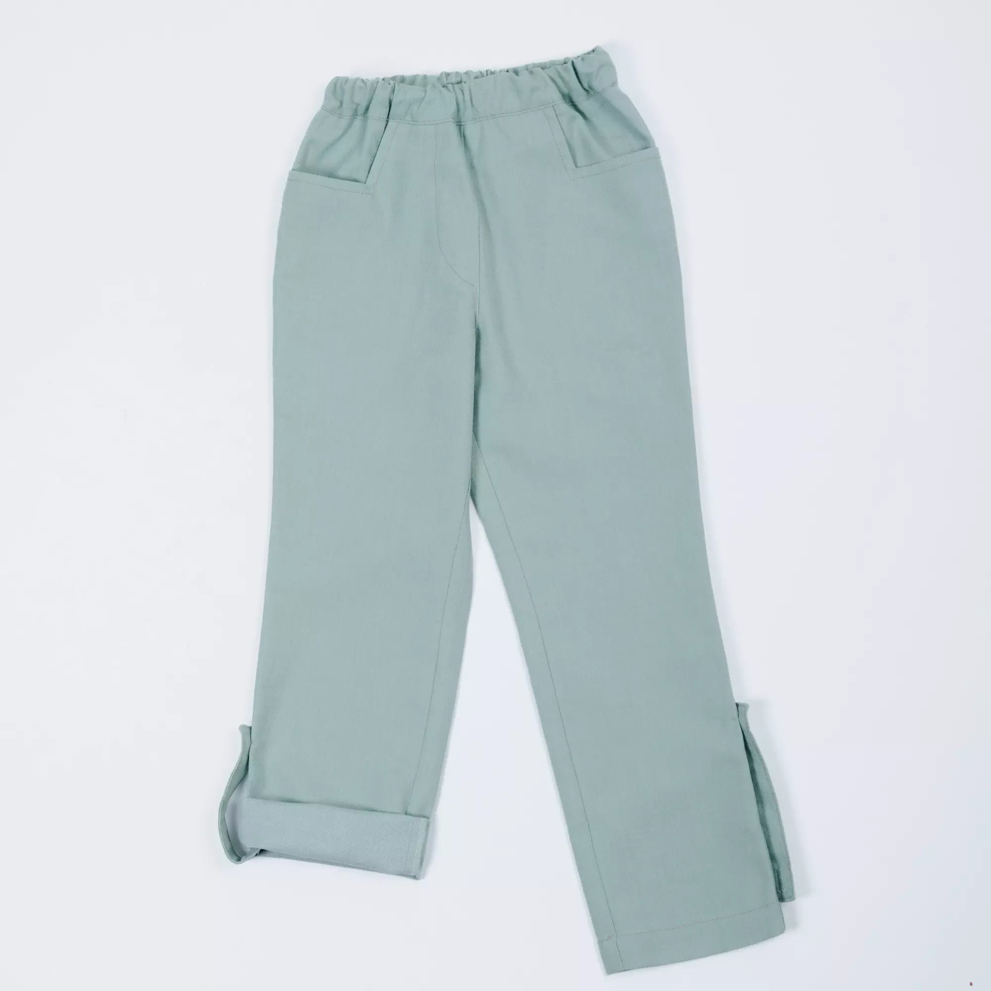 mitwachsende Unisex-Hose von pauakids in hellgrün, Vorderansicht, 1 Bein hochgekrempelt