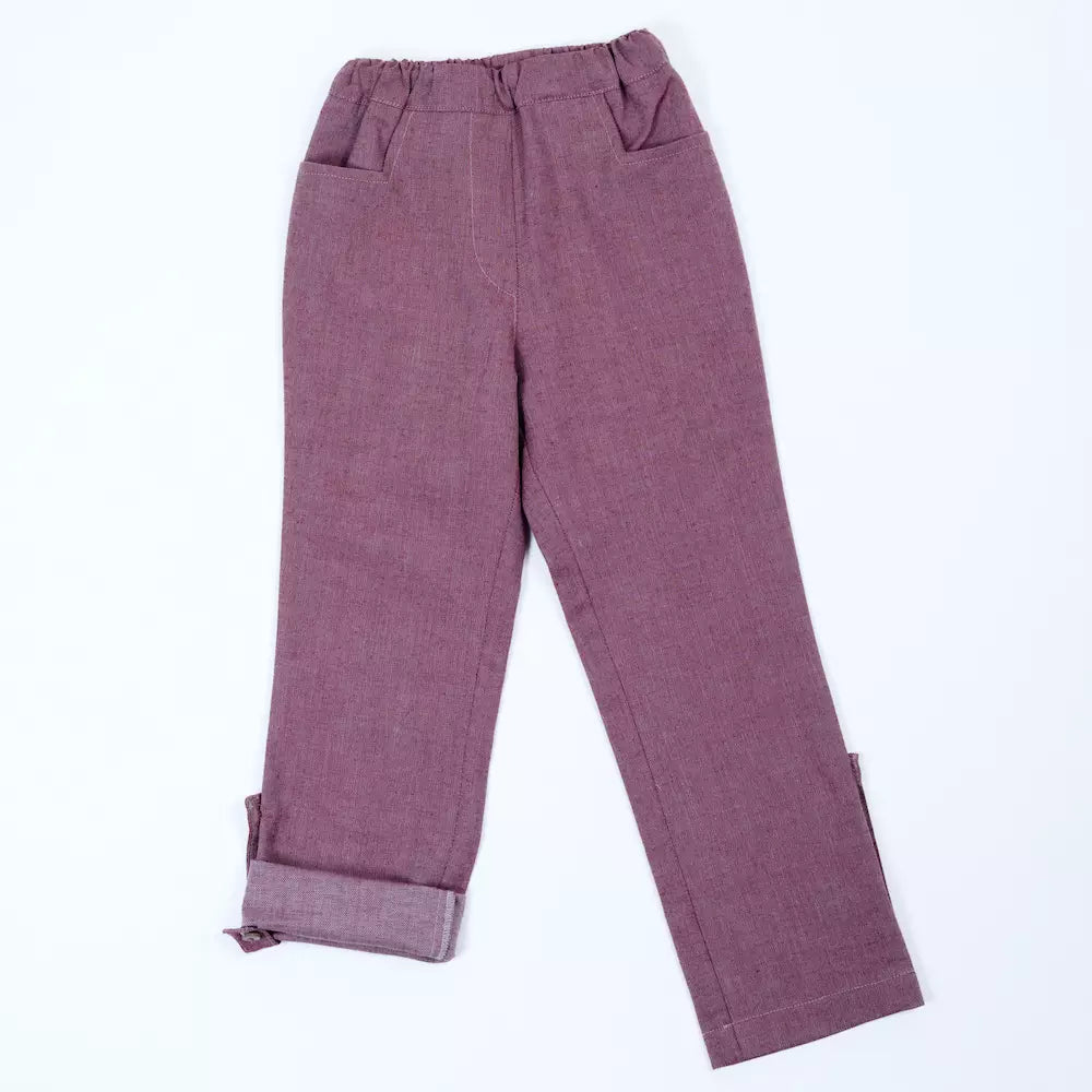 Produktbild pauakids mitwachsende Hose rot, von vorne, ein Bein hochgekrempelt