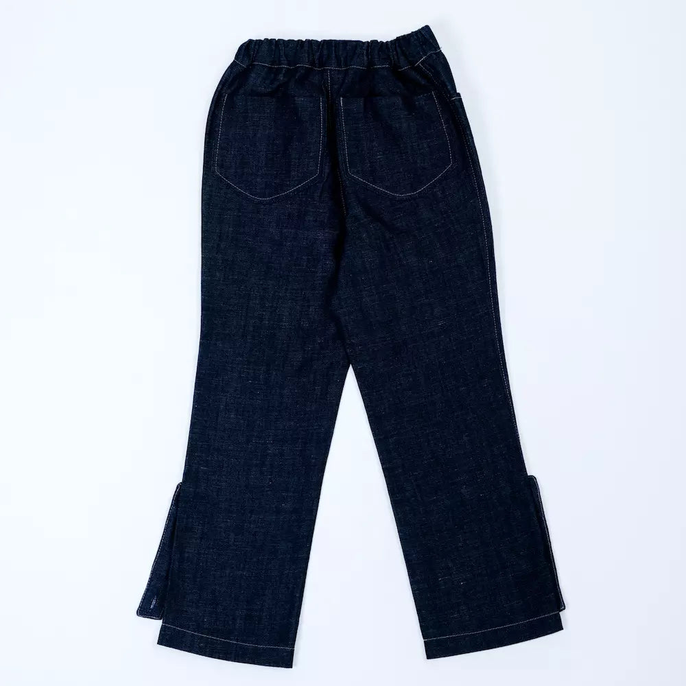 Produktbild mitwachsende Hose von pauakids in denim ähnlichem Blau, von hinten