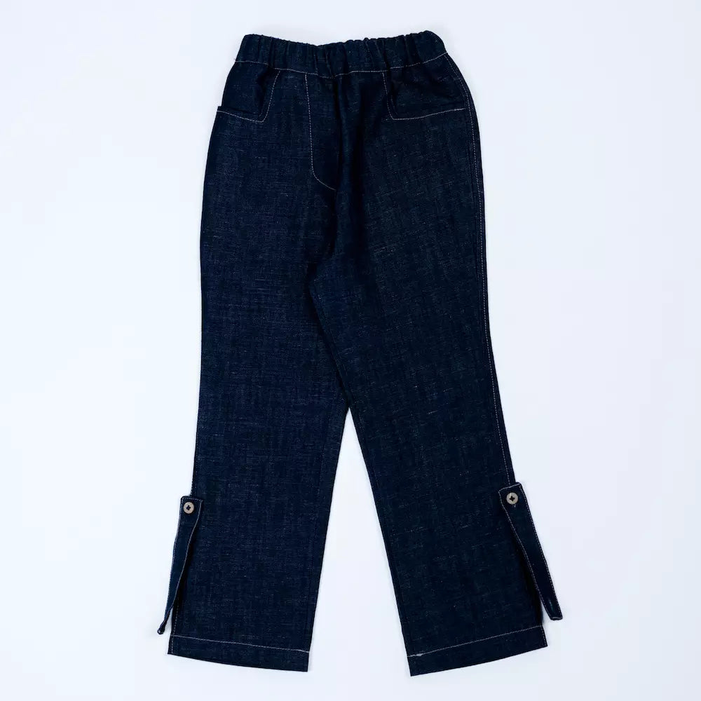 Produktbild mitwachsende Hose von pauakids in denim ähnlichem Blau, von vorne, lange Beine