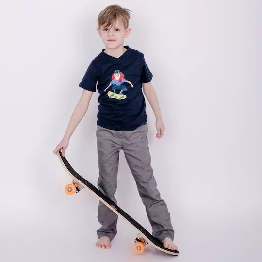 pauakids Hose grau an Kind mit Skatebaord