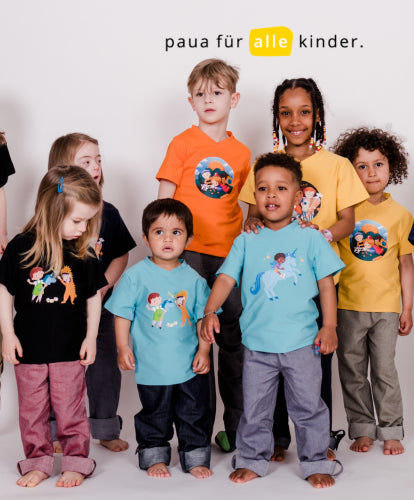 mobile Version: 7 Kinder mit pauakids Shirts und Hosen posieren, lachen, springen