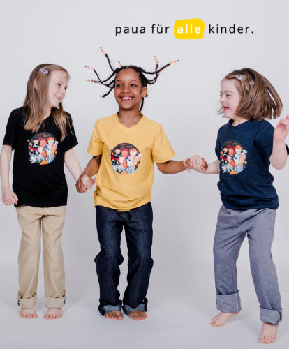 pauakids inklusive kinderkleidung: drei diverse Kinder springen mit Shirts in die Luft (mobile Version)