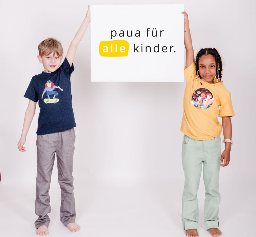 Zwei Kinder halten Schild hoch mit paua für alle Kinder
