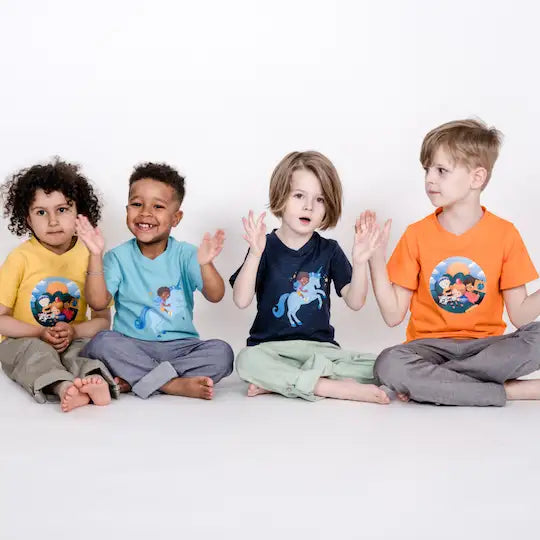 Verschiedene Kinder mit pauakids Unisex Shirts