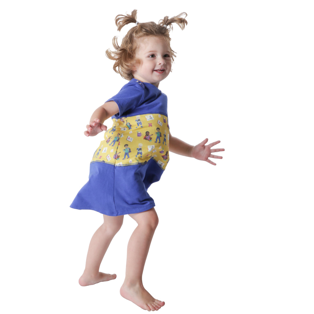 Kind mit pauakids Kleid mit Taschen Puppen-Papa-Print