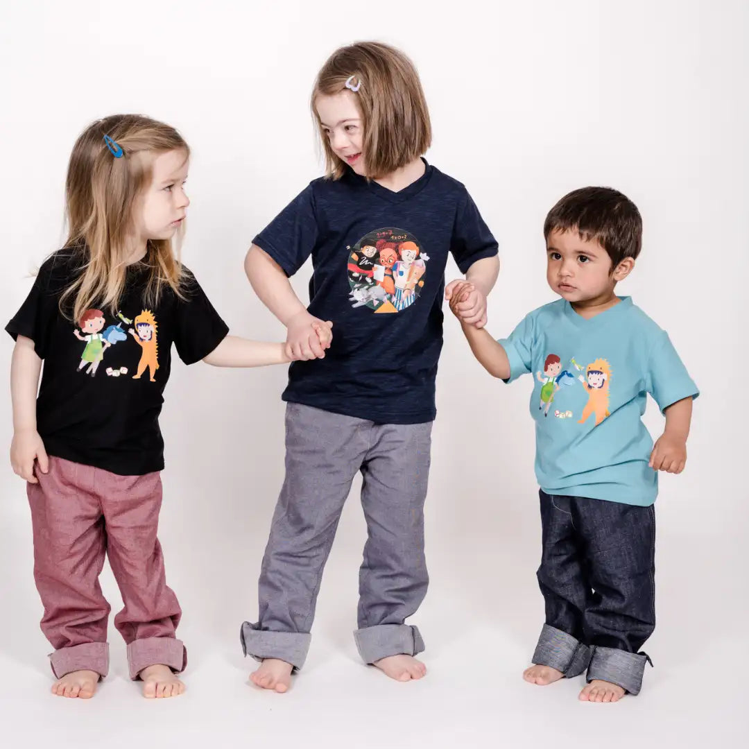 Drei Kinder mit pauakids Kleidung: in der Mitte ein Kind mit Behinderung