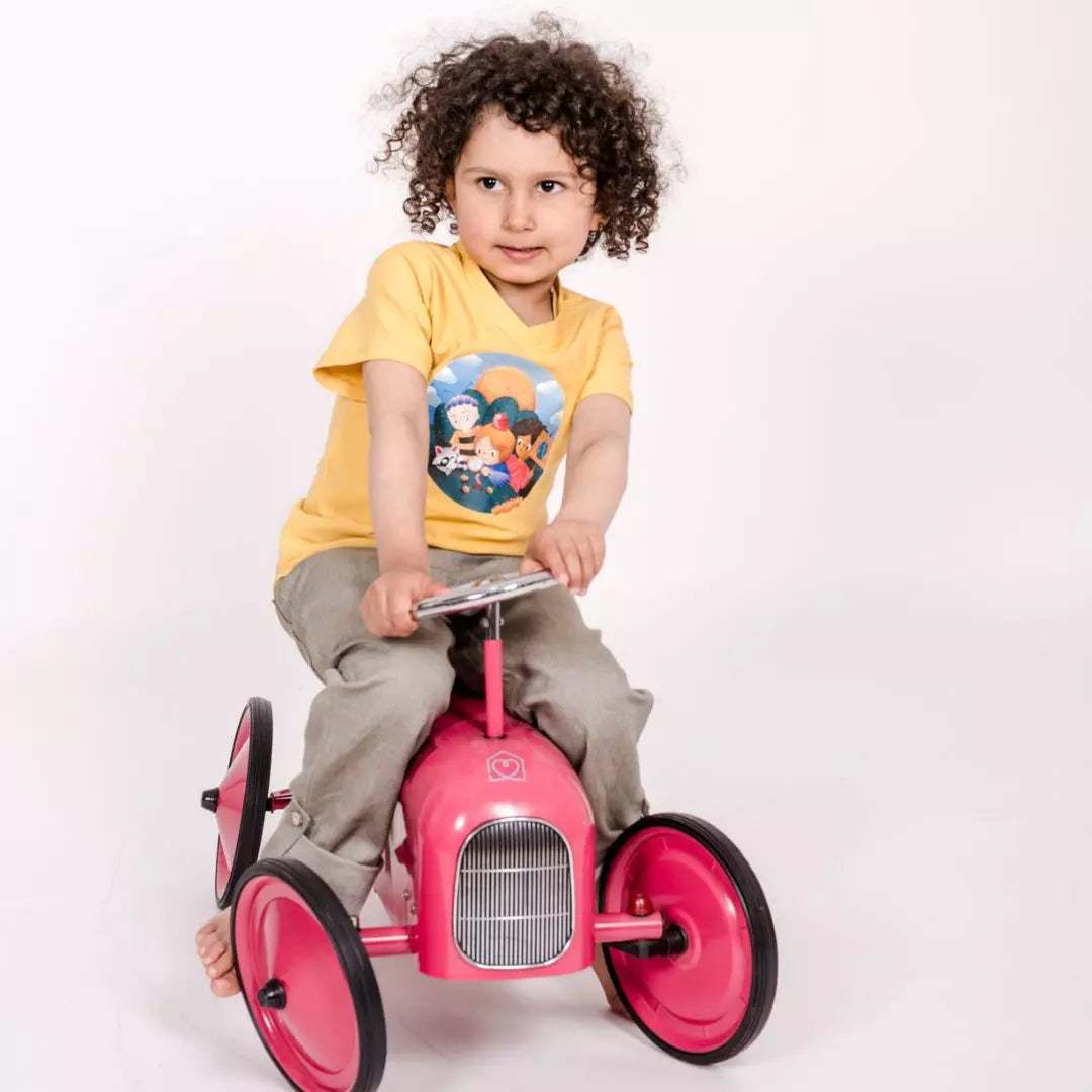 pauakids Mitwachshose olive von Kind auf Vintage Bobby Car getragen