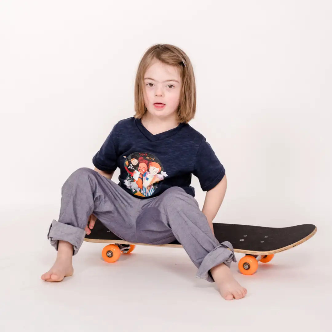 Kind sitzt auf Skateboard und trägt pauakids Shirt zum Schulstart
