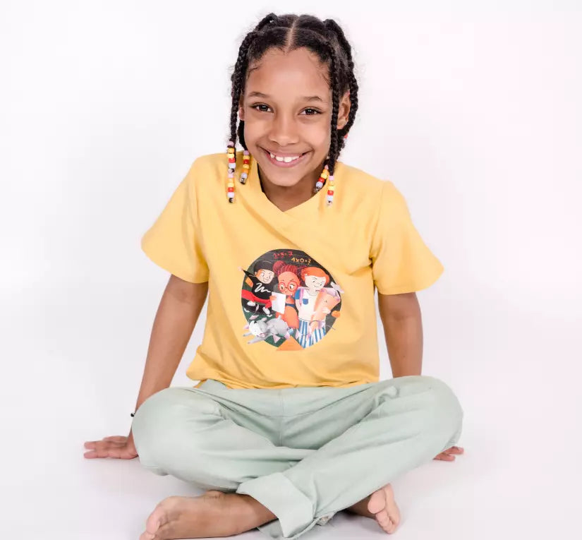 lachendes Kind mit gelben pauakids shirt zum Schulstart