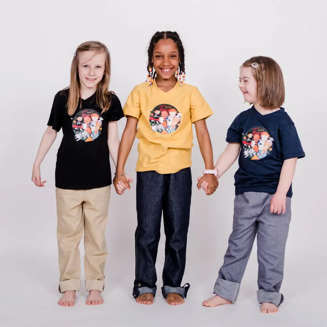Drei Kinder halten sich lachend an Händen, mit pauakids Schulstart Shirt