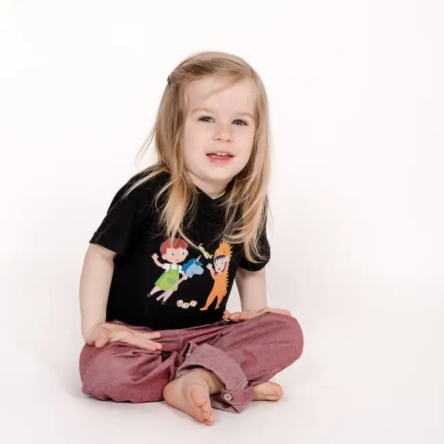 lächelndes Kind mit blondem Haar mit Verkleiden-Shirt