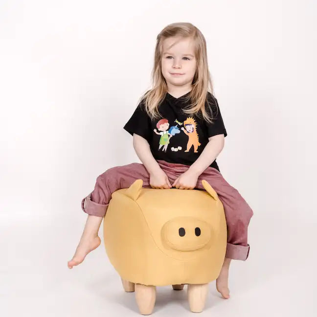 pauakids Shirt mit Motiv Verkleiden getragen von Kind, schmunzelnd, auf Sitz-Schwein