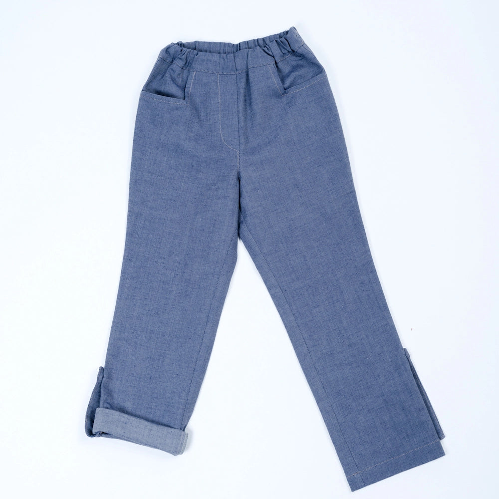 pauakids Mitwachs-Hose blau, ein Bein hochgekrempelt