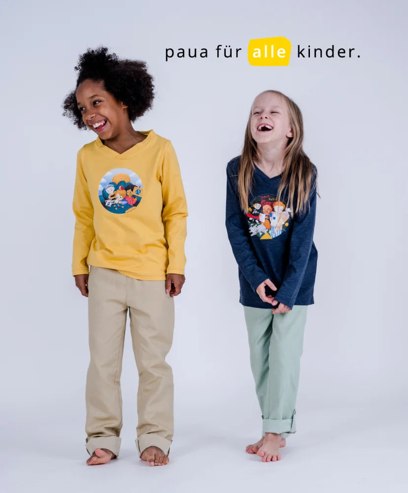 Zwei lachende Kinder mit pauakids inklusive Kindermode