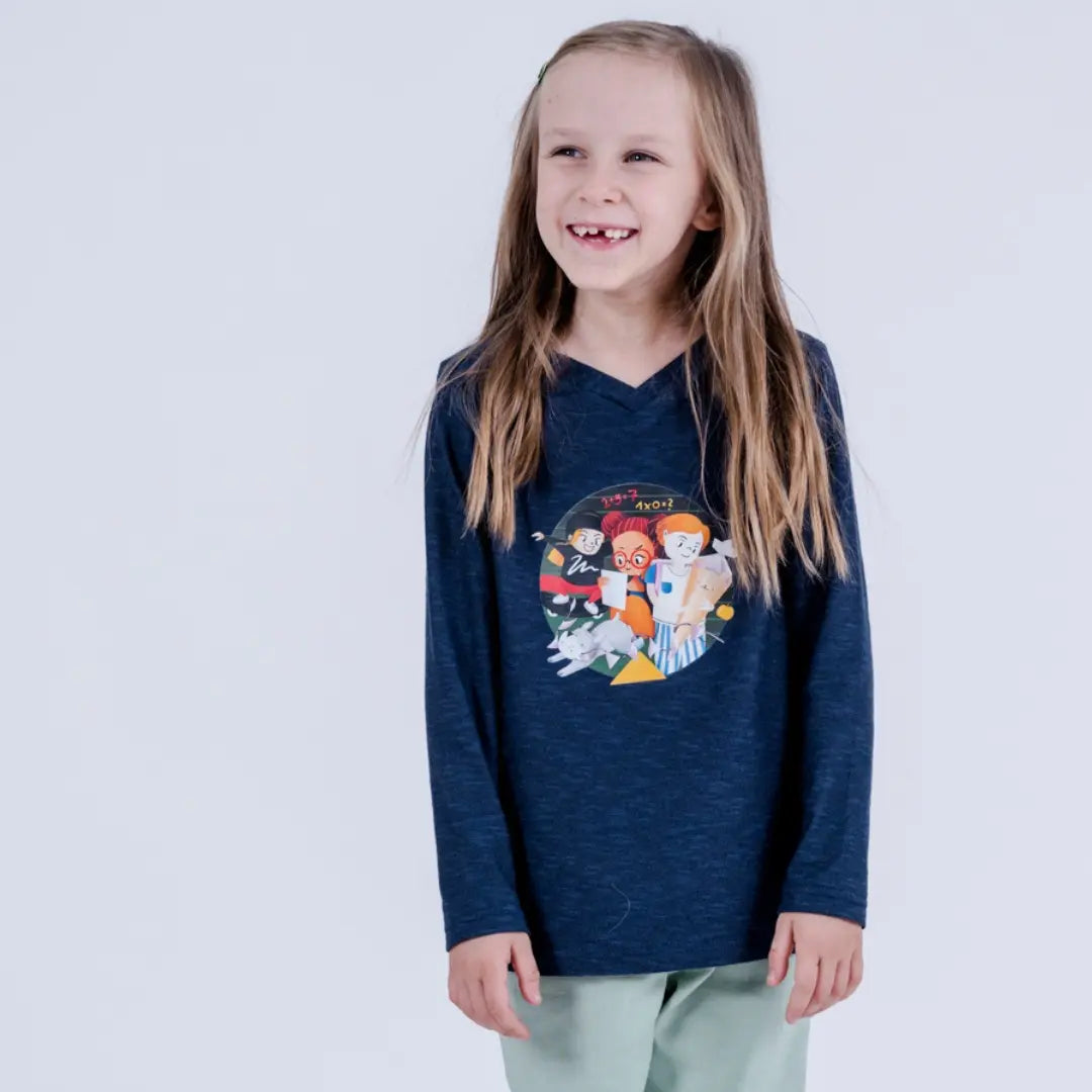 Kind mit blauem Langarmshirt und blonden langen Haaren lacht in die Kamera