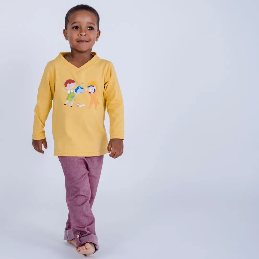 pauakids Unisex Longsleeve und rote Hose an Kind getrragen, das schreitet wie ein Model