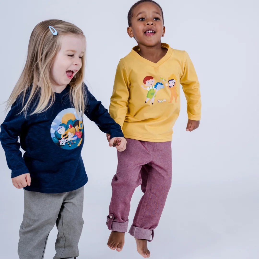 pauakids Langarmshirts an springenden und tanzenden Kindern