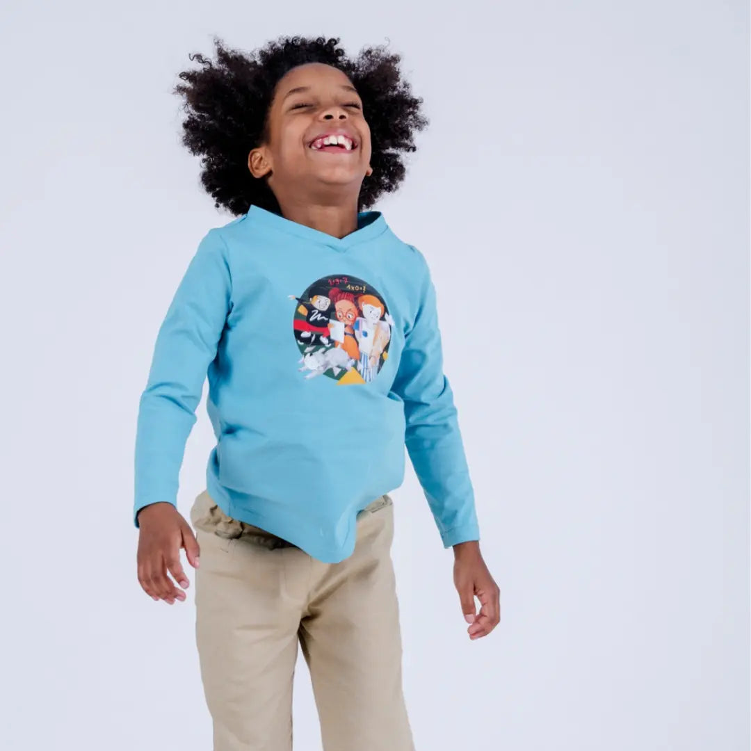pauakids Larngarmshirt in aqua mit Schulstartprint, getragen von einem springenden, lachenden Kind
