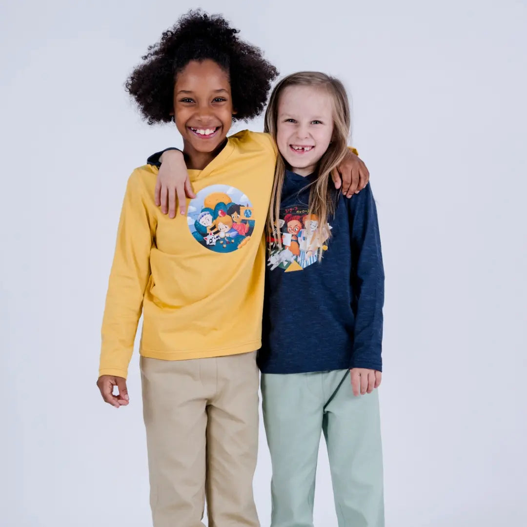 Zwei Kinder umarmen sich stehend, mit pauakids Langarmshirt Schule und Green Generations