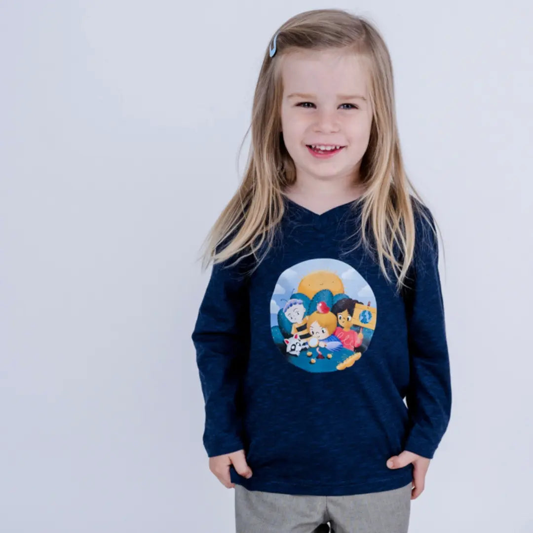Kind lacht in die Kamera mit pauakids Langarmshirt "Green Generations"
