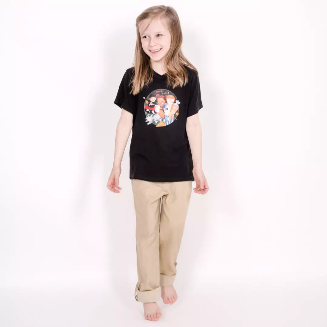 lachendes Kind mit pauakids Mitwachshose beige 