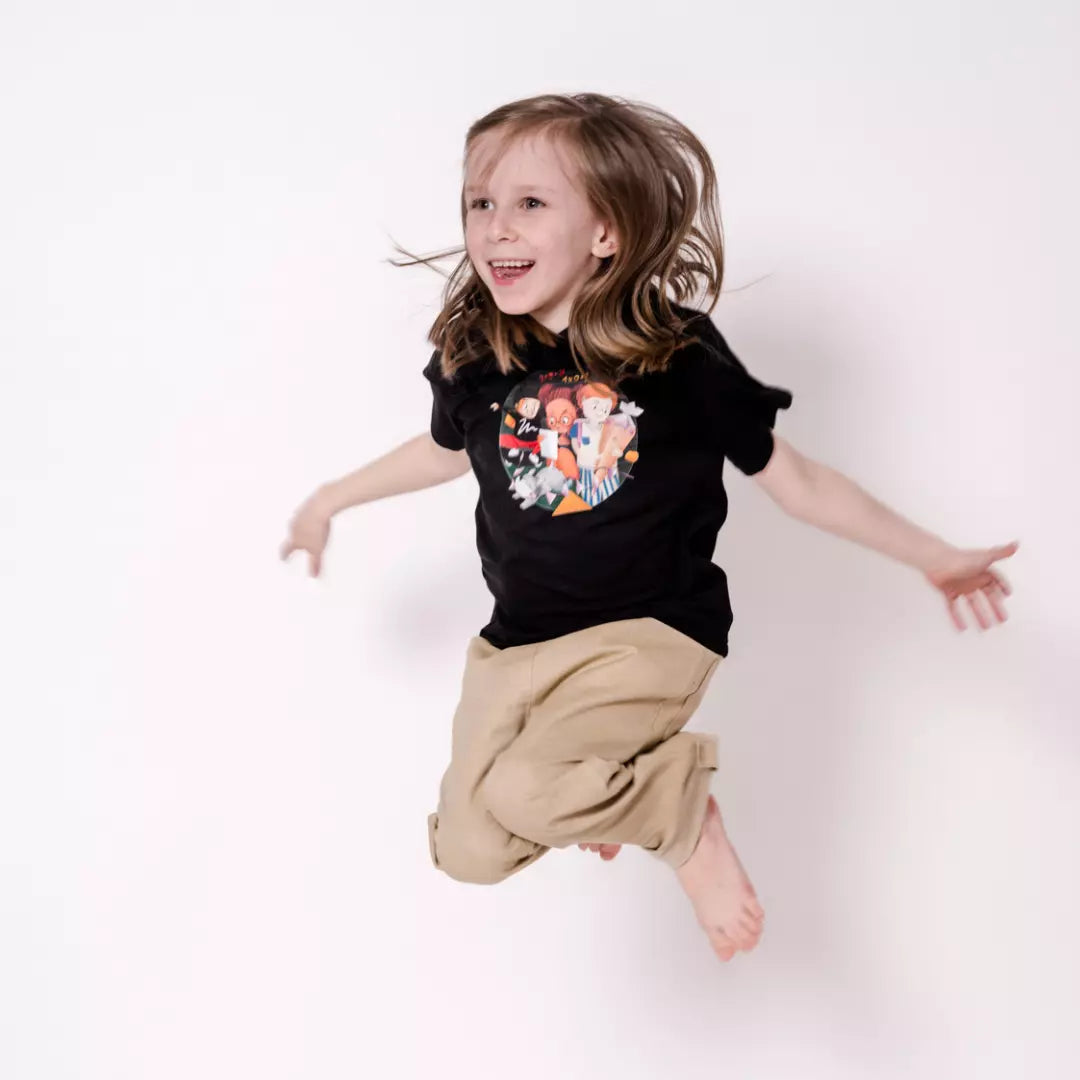 pauakids Mitwachshose beige, von Kind getragen hüpfend