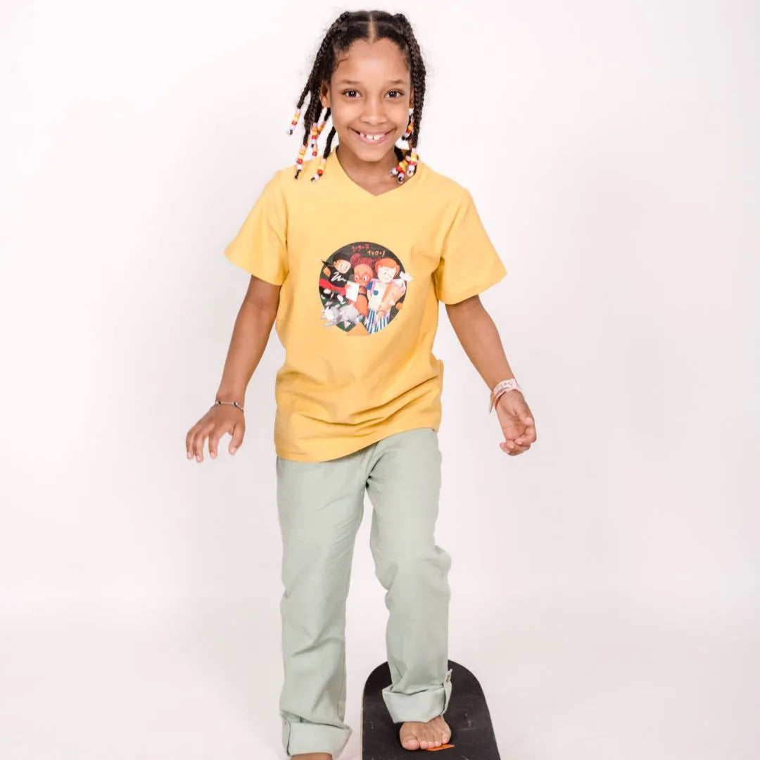 lachendes Kind mit pauakids Schulstart Shirt