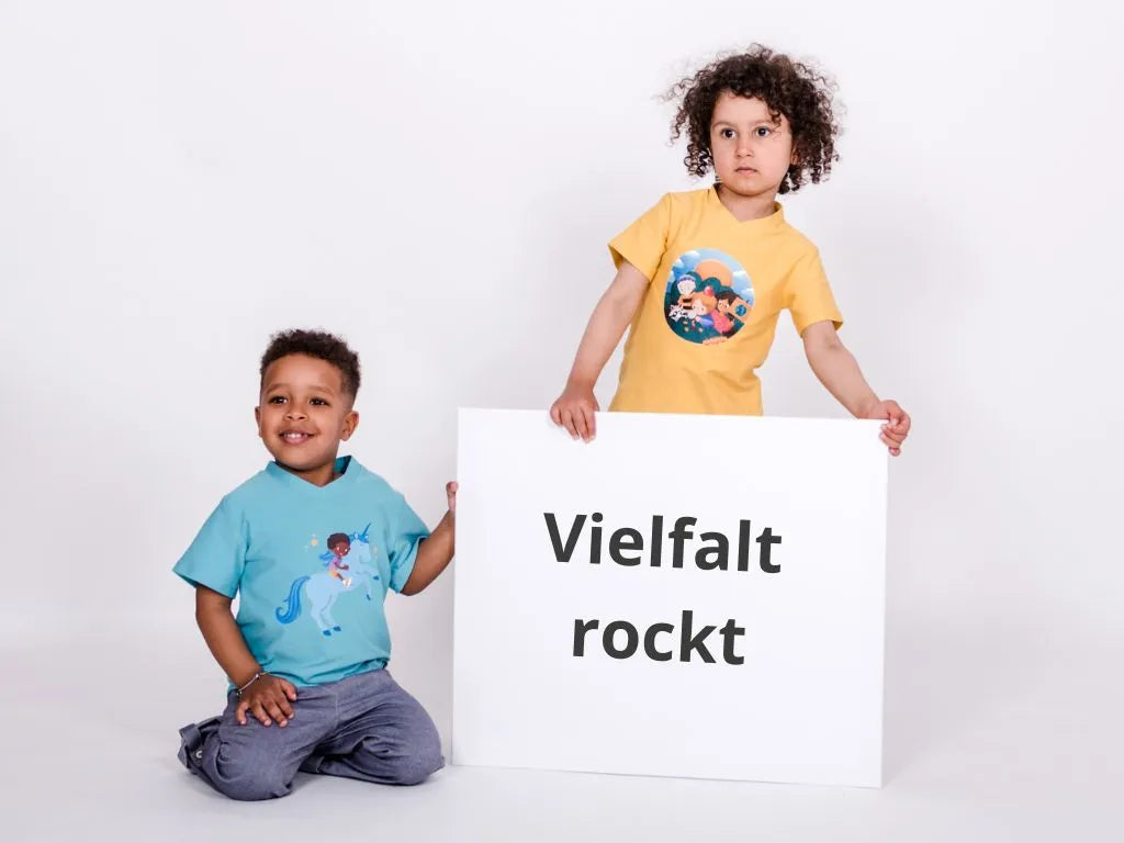 Zwei Kinder mit pauakids Shirts und Schild mit Text 