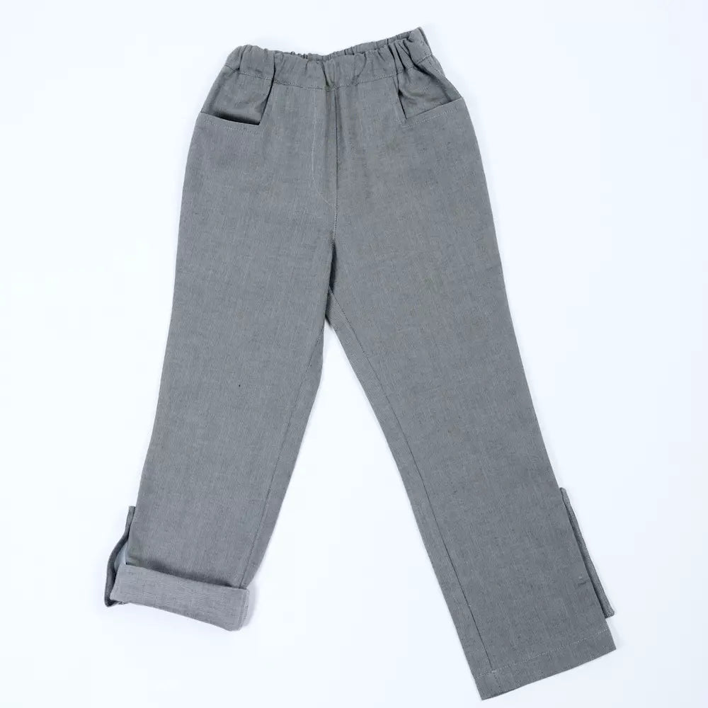 pauakids Mitwachshose olive, Vorderansicht, ein Bein hochgekrempelt